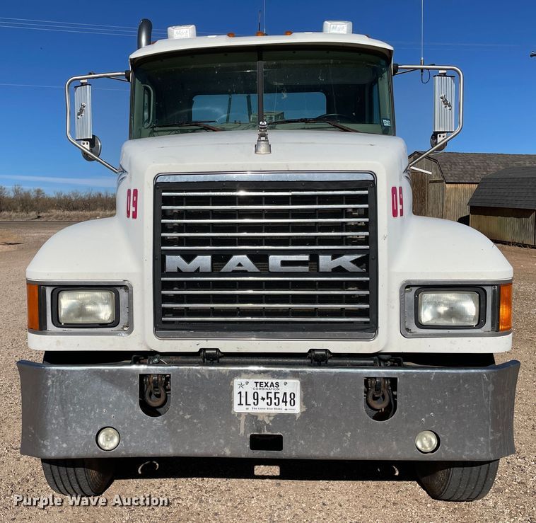 image for item DN4515 2006 Mack CHN613  semi truck