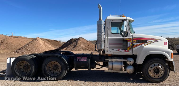 image for item DN4515 2006 Mack CHN613  semi truck