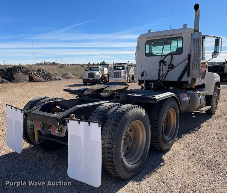 image for item DN4515 2006 Mack CHN613  semi truck