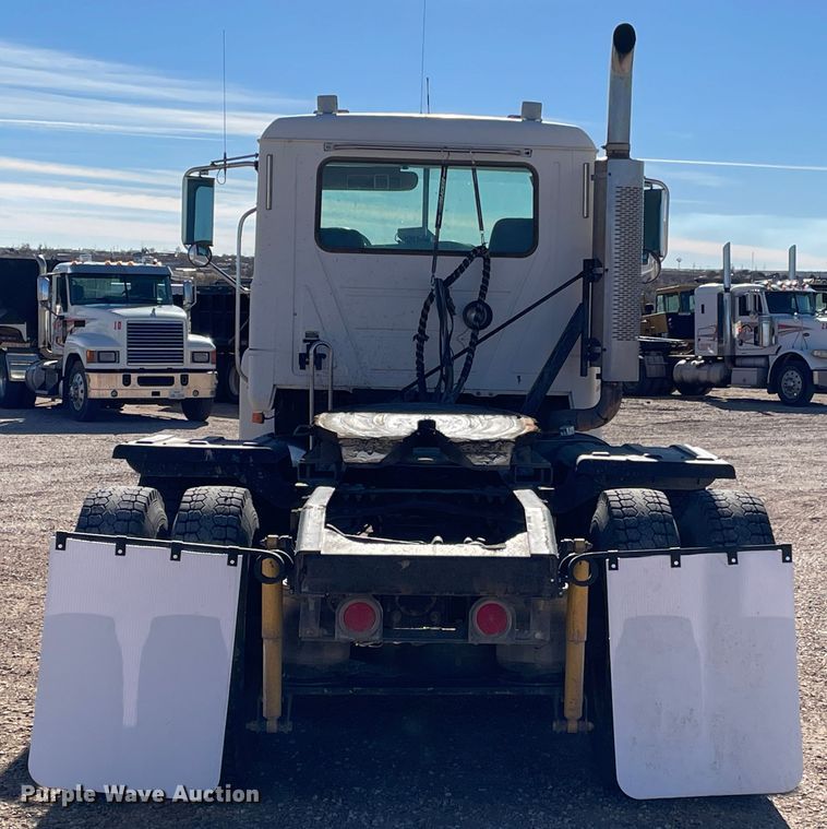 image for item DN4515 2006 Mack CHN613  semi truck