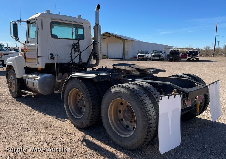 image for item DN4515 2006 Mack CHN613  semi truck