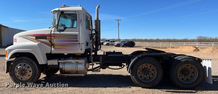 image for item DN4515 2006 Mack CHN613  semi truck