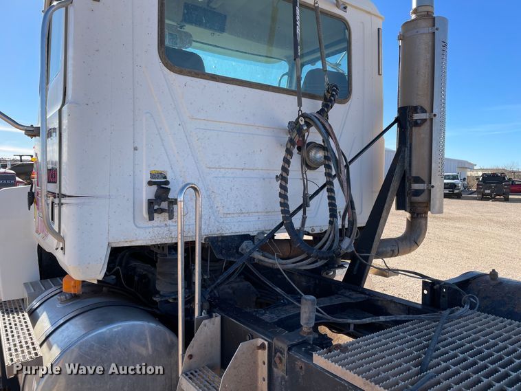 image for item DN4515 2006 Mack CHN613  semi truck