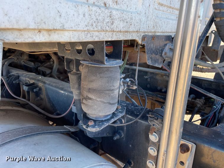 image for item DN4515 2006 Mack CHN613  semi truck