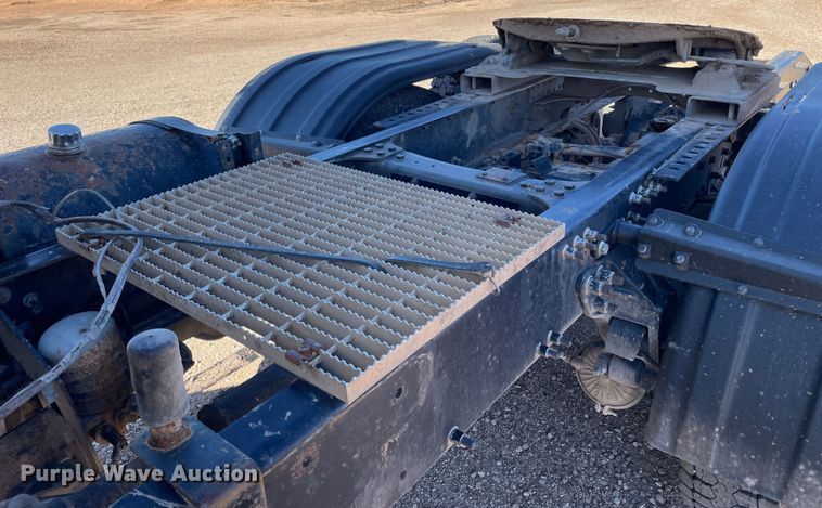 image for item DN4515 2006 Mack CHN613  semi truck