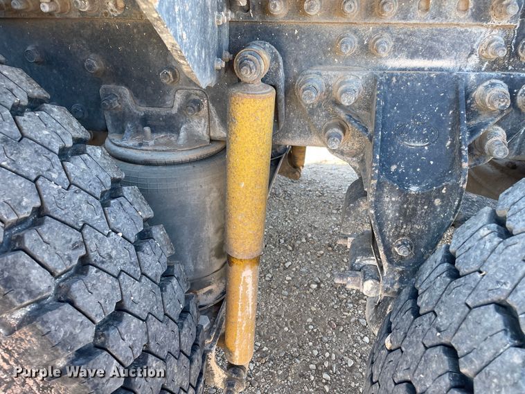 image for item DN4515 2006 Mack CHN613  semi truck