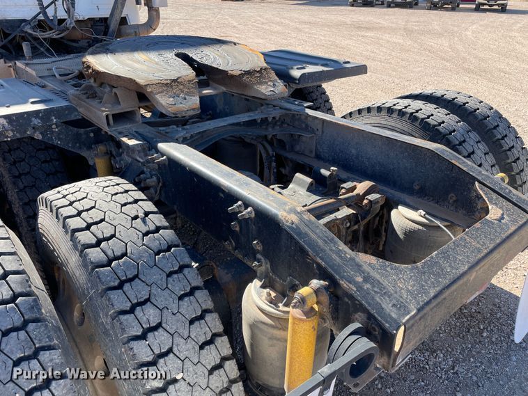 image for item DN4515 2006 Mack CHN613  semi truck