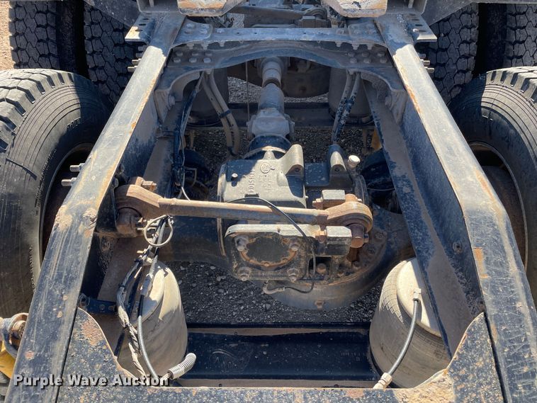 image for item DN4515 2006 Mack CHN613  semi truck