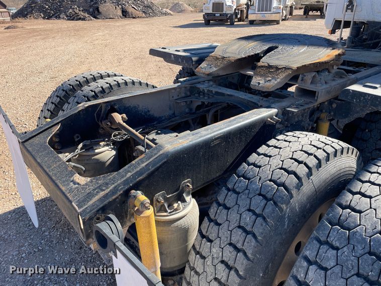 image for item DN4515 2006 Mack CHN613  semi truck