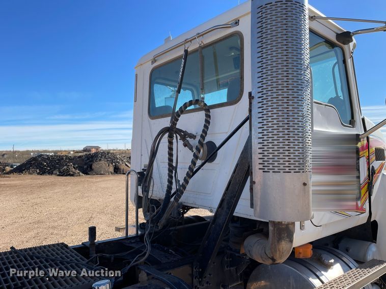 image for item DN4515 2006 Mack CHN613  semi truck