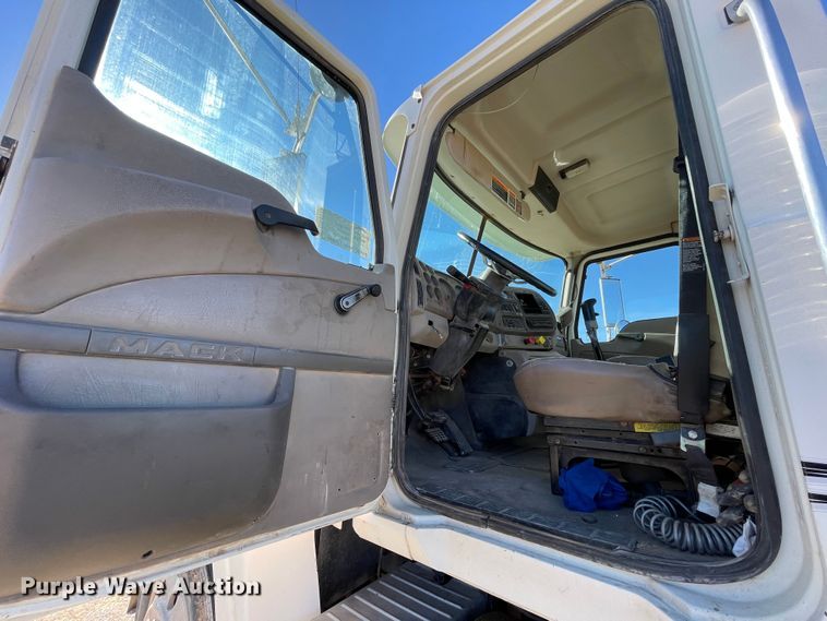 image for item DN4515 2006 Mack CHN613  semi truck