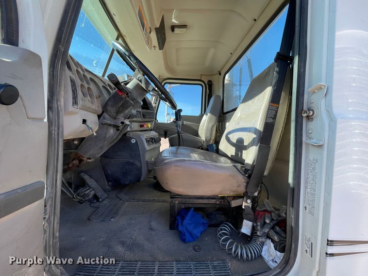 image for item DN4515 2006 Mack CHN613  semi truck