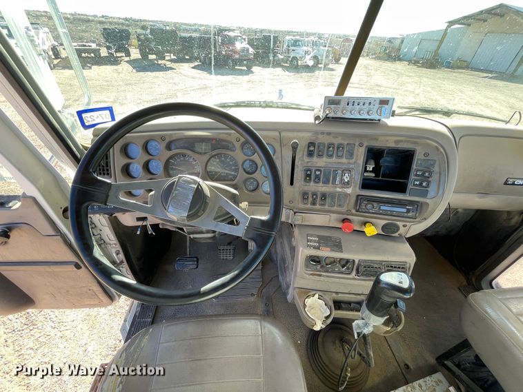 image for item DN4515 2006 Mack CHN613  semi truck