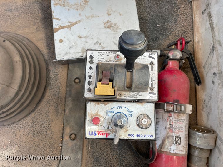 image for item DN4515 2006 Mack CHN613  semi truck