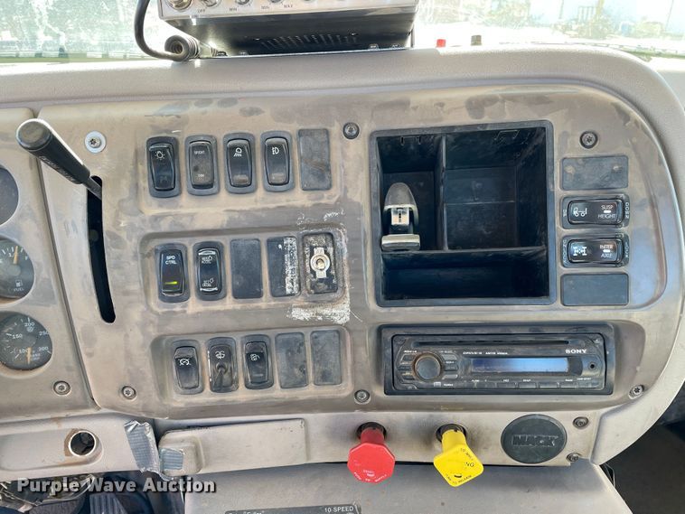 image for item DN4515 2006 Mack CHN613  semi truck