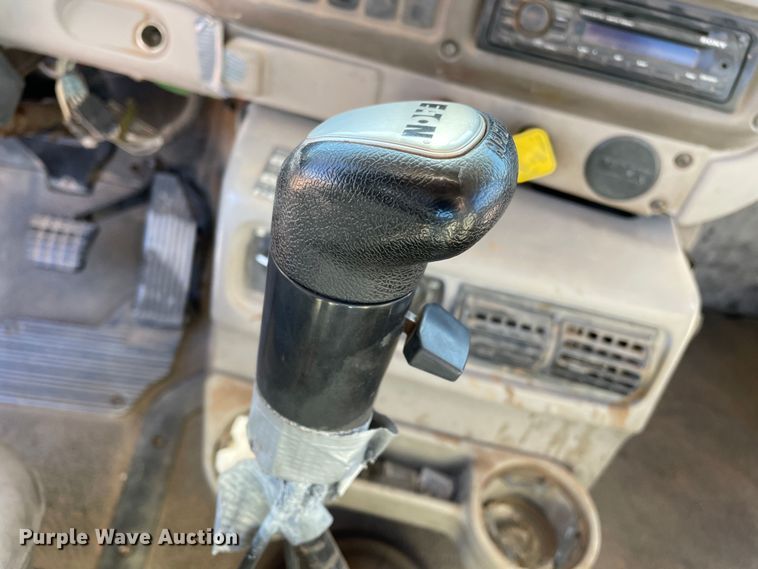 image for item DN4515 2006 Mack CHN613  semi truck