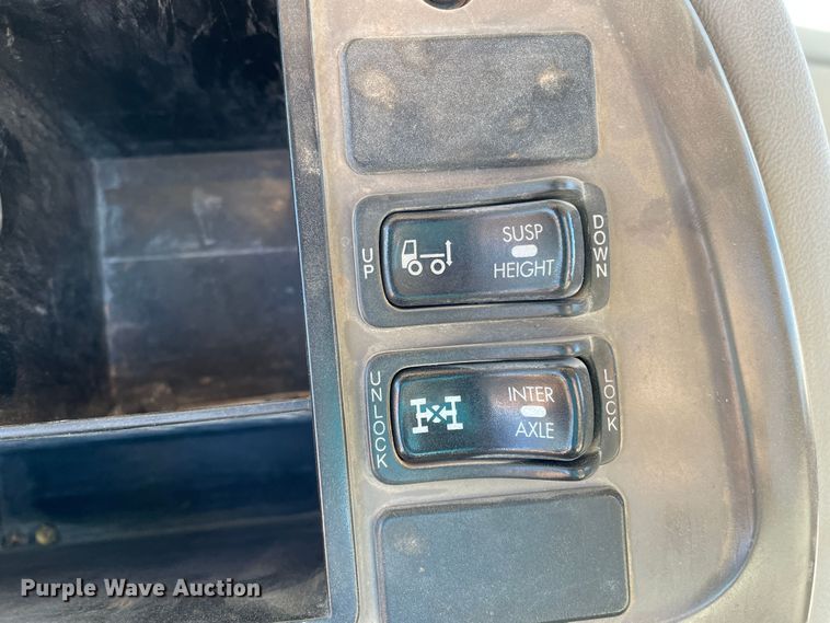 image for item DN4515 2006 Mack CHN613  semi truck