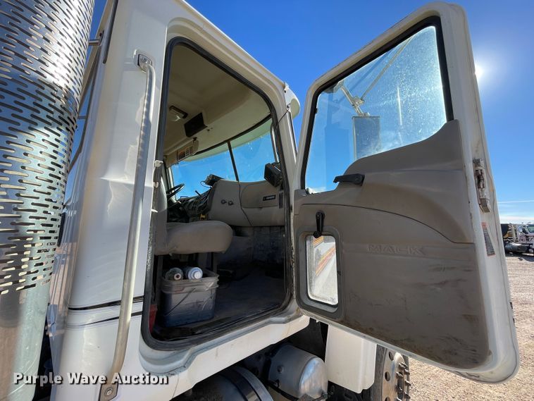 image for item DN4515 2006 Mack CHN613  semi truck