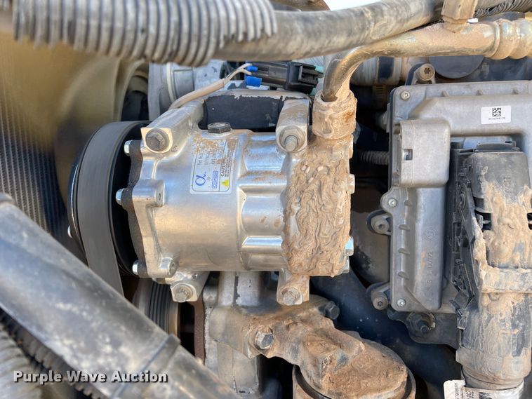 image for item DN4515 2006 Mack CHN613  semi truck