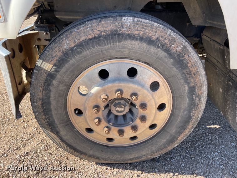 image for item DN4515 2006 Mack CHN613  semi truck