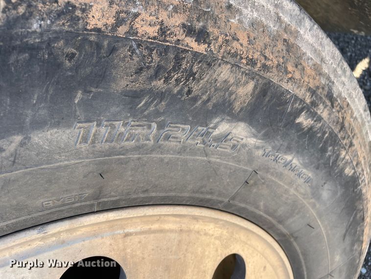 image for item DN4515 2006 Mack CHN613  semi truck