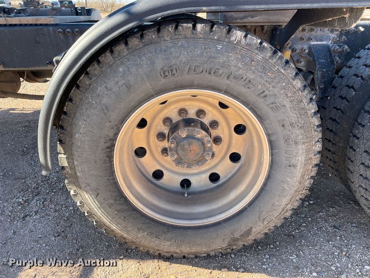 image for item DN4515 2006 Mack CHN613  semi truck