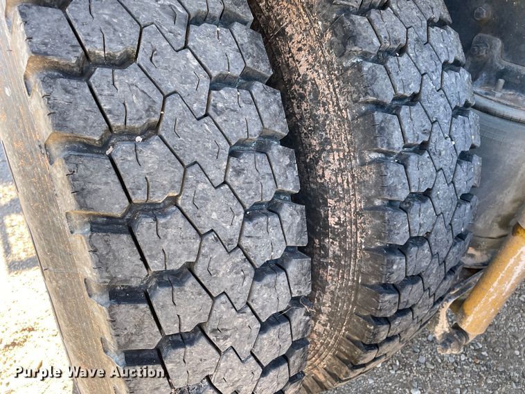 image for item DN4515 2006 Mack CHN613  semi truck