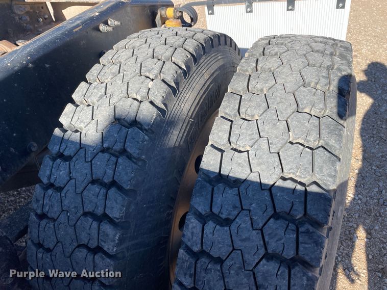 image for item DN4515 2006 Mack CHN613  semi truck