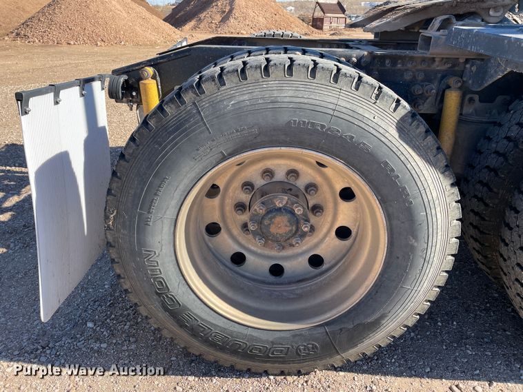 image for item DN4515 2006 Mack CHN613  semi truck