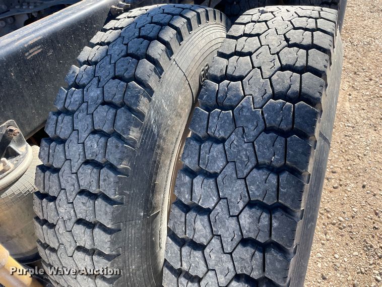 image for item DN4515 2006 Mack CHN613  semi truck