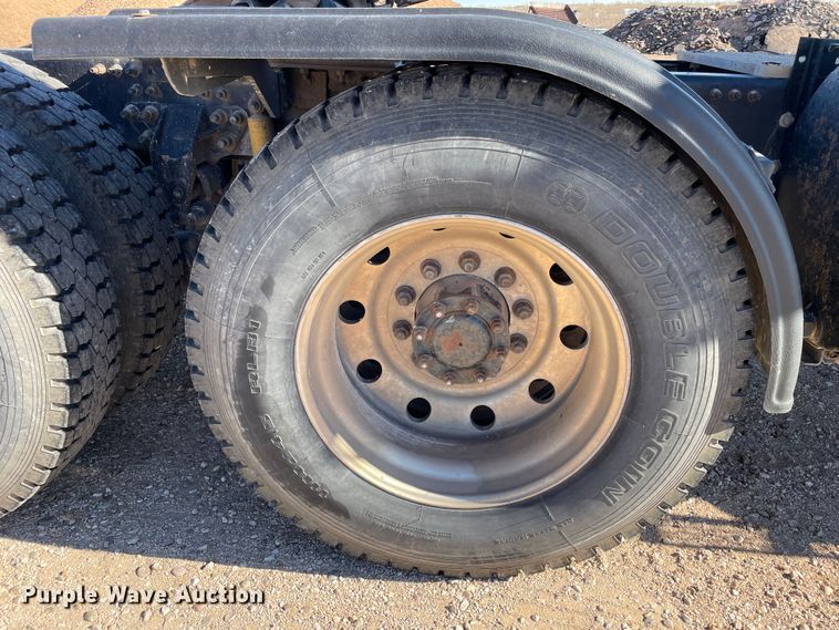 image for item DN4515 2006 Mack CHN613  semi truck