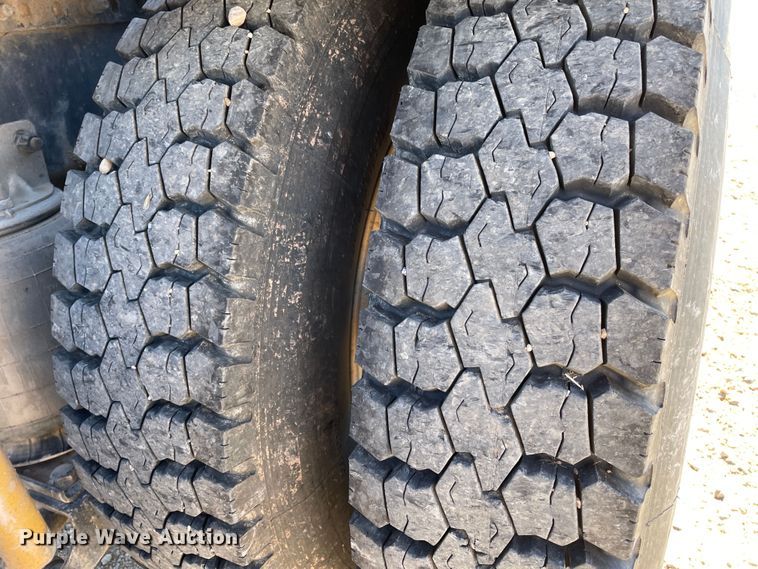 image for item DN4515 2006 Mack CHN613  semi truck