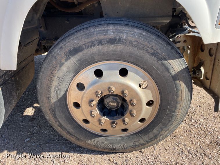 image for item DN4515 2006 Mack CHN613  semi truck