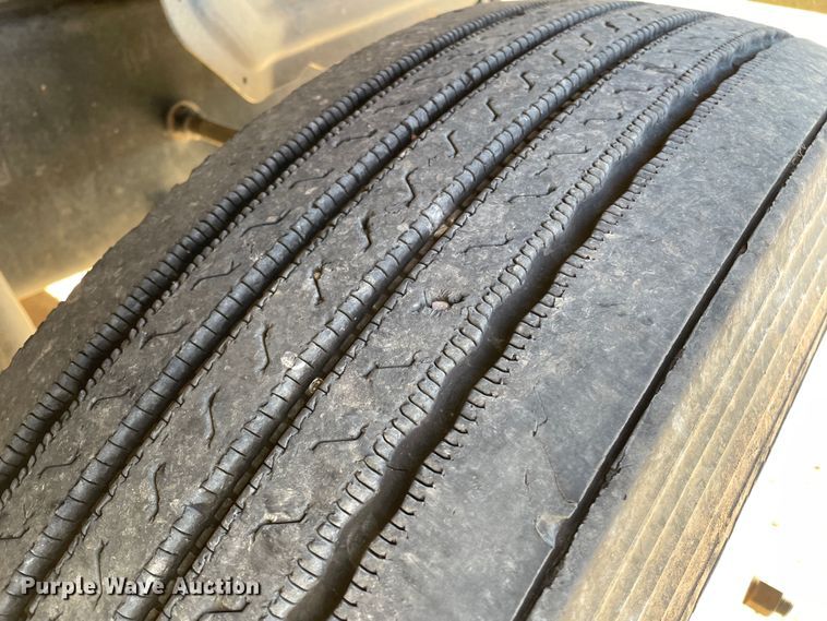 image for item DN4515 2006 Mack CHN613  semi truck