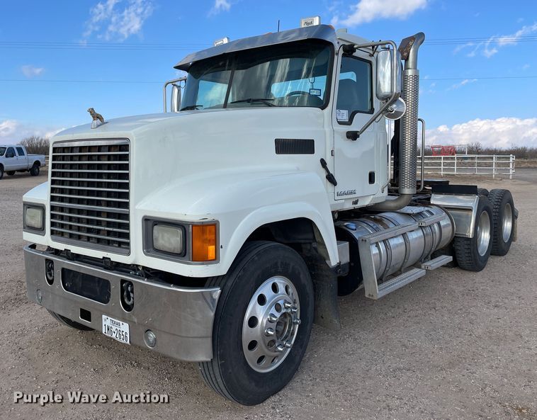 image for item DN4521 2015 Mack CHU613  semi truck