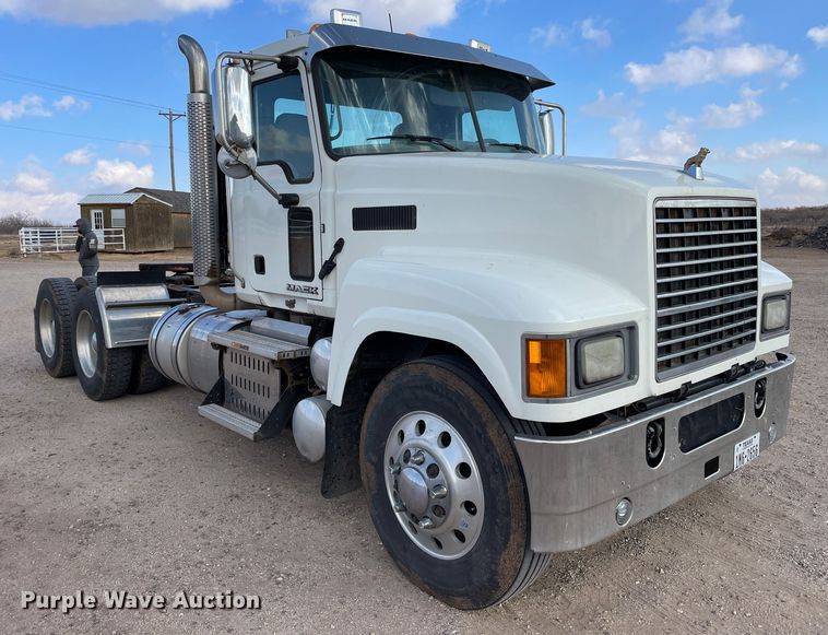 image for item DN4521 2015 Mack CHU613  semi truck