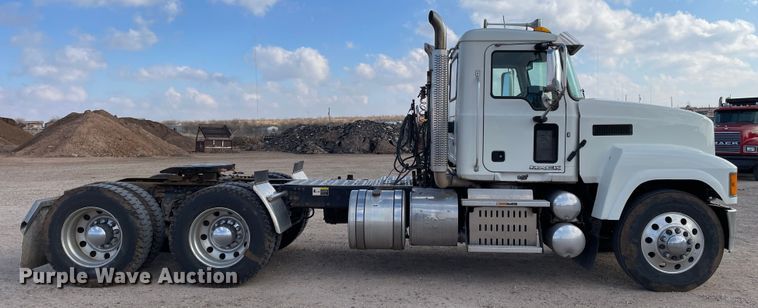 image for item DN4521 2015 Mack CHU613  semi truck