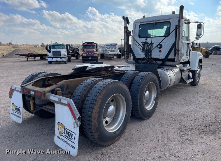 image for item DN4521 2015 Mack CHU613  semi truck