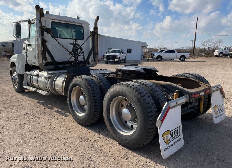 image for item DN4521 2015 Mack CHU613  semi truck