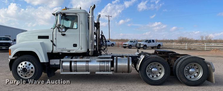 image for item DN4521 2015 Mack CHU613  semi truck