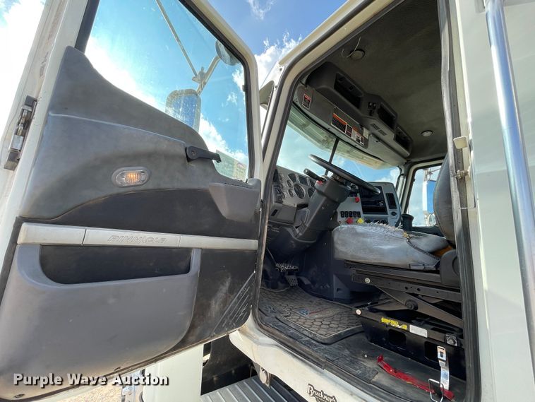 image for item DN4521 2015 Mack CHU613  semi truck