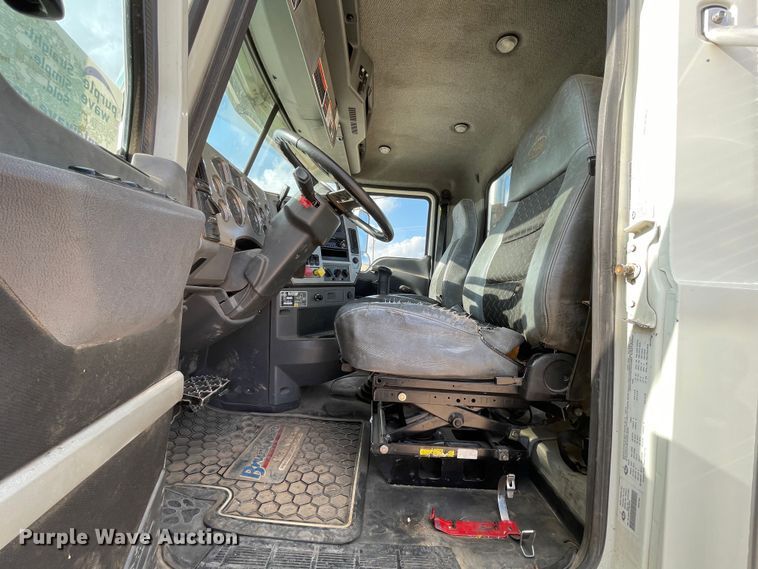 image for item DN4521 2015 Mack CHU613  semi truck