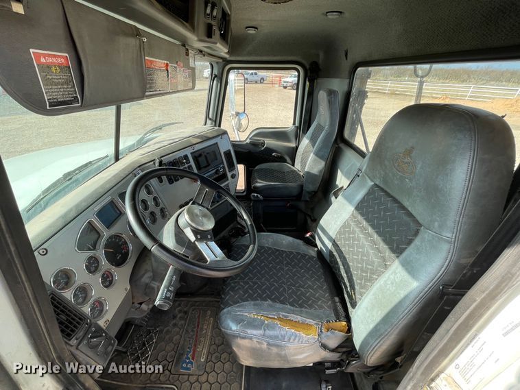 image for item DN4521 2015 Mack CHU613  semi truck