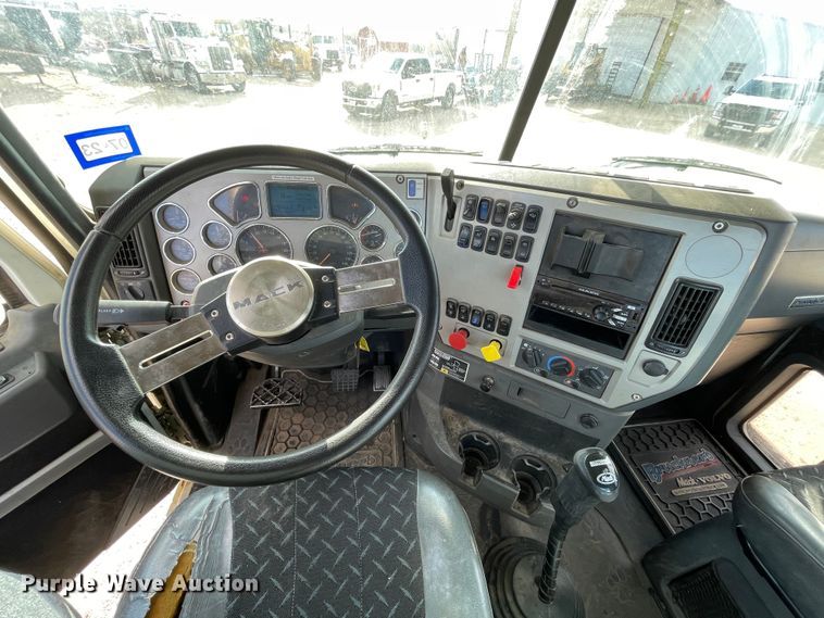 image for item DN4521 2015 Mack CHU613  semi truck