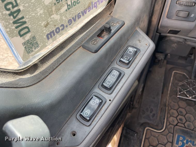 image for item DN4521 2015 Mack CHU613  semi truck