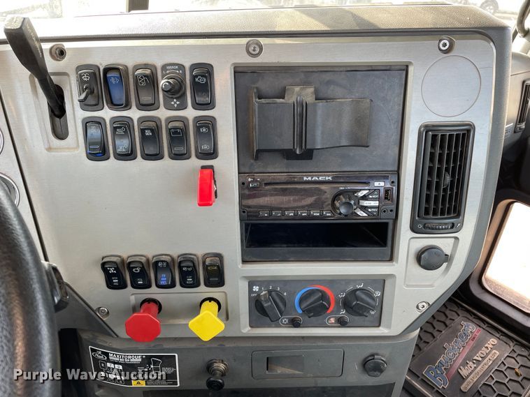 image for item DN4521 2015 Mack CHU613  semi truck