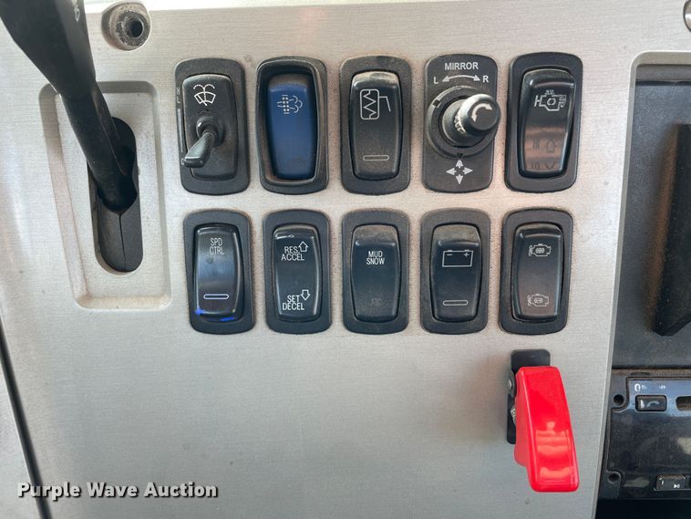 image for item DN4521 2015 Mack CHU613  semi truck