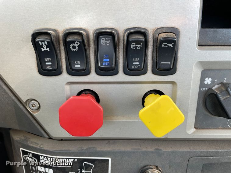 image for item DN4521 2015 Mack CHU613  semi truck