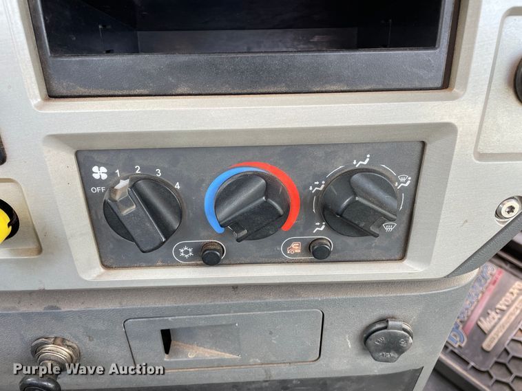 image for item DN4521 2015 Mack CHU613  semi truck