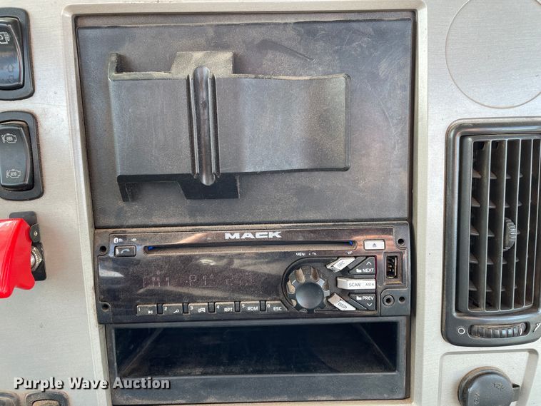 image for item DN4521 2015 Mack CHU613  semi truck